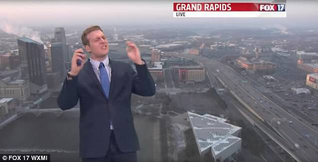 Dẫn chương trình Garry Frank cáu bẳn trên sóng bản tin thời tiết.