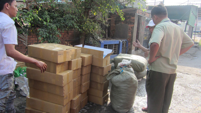 Hơn 26.000 đĩa lậu và 3 bao quần áo bị bắt giữ