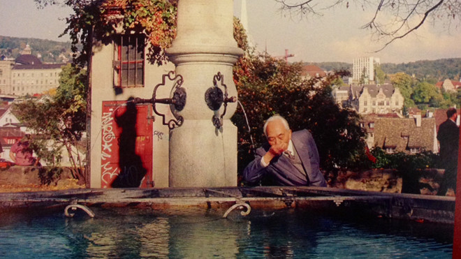 Đại tướng uống nước bên tượng đài người lính ở Geneve, Thụy Sỹ lần đầu được công bố