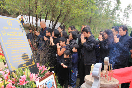  Ngày 11/1, tròn 100 ngày mất của Đại tướng Võ Nguyên Giáp, từ sáng sớm, gia đình đã tổ chức lễ cầu siêu cho người tại Vũng Chùa - Đảo Yến, xã Quảng Đông, huyện Quảng Trạch (Quảng Bình).