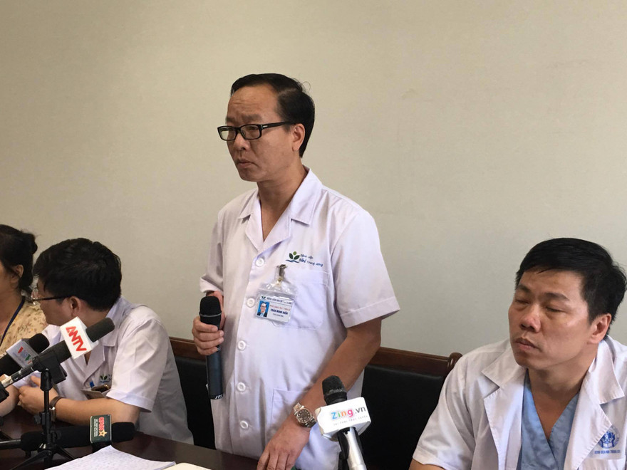 PGS.TS Trần Minh Điển thông báo tình trạng sức khoẻ của cháu T.A