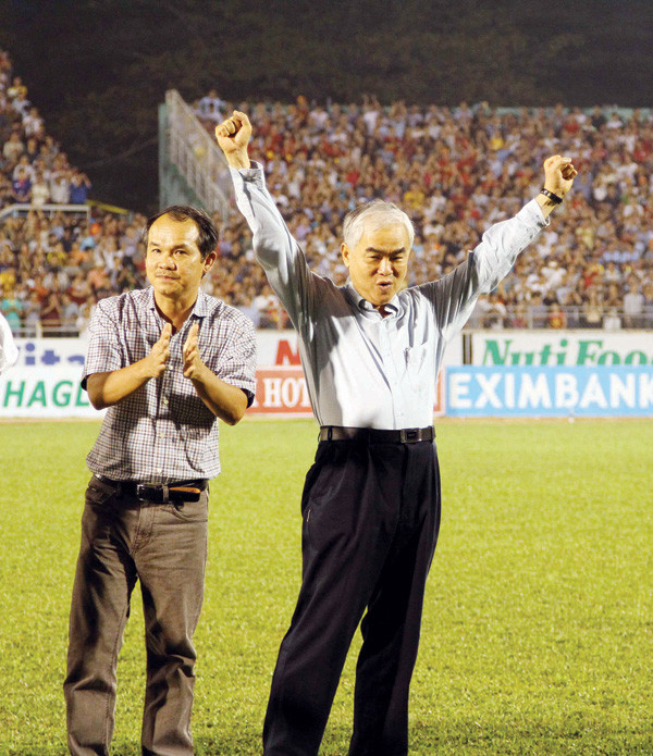 Quyền Chủ tịch VFF Lê Hùng Dũng (phải) vẫn chưa hoàn tất thủ tục để ứng cử ghế Chủ tịch VFF. Ảnh: vsi