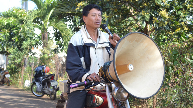 Ông “mõ làng” đi thông báo
