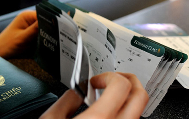 Tạm giữ một người bán vé máy bay giả