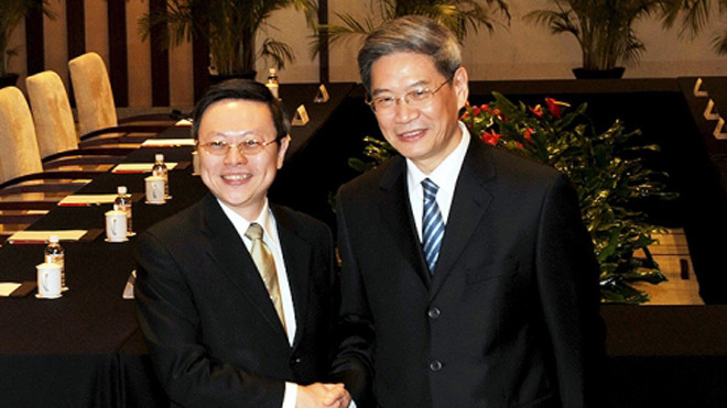  Ông Vương Úc Kỳ (trái) và ông Trương Chí Quân trong cuộc hội đàm hôm 11/2. Ảnh: SCMP