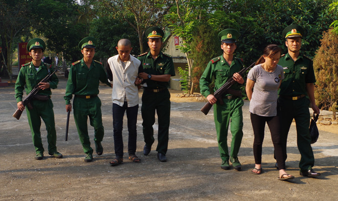 Hai đối tượng bị bắt giữ. Ảnh: Bộ đội Biên phòng Thanh Hóa.