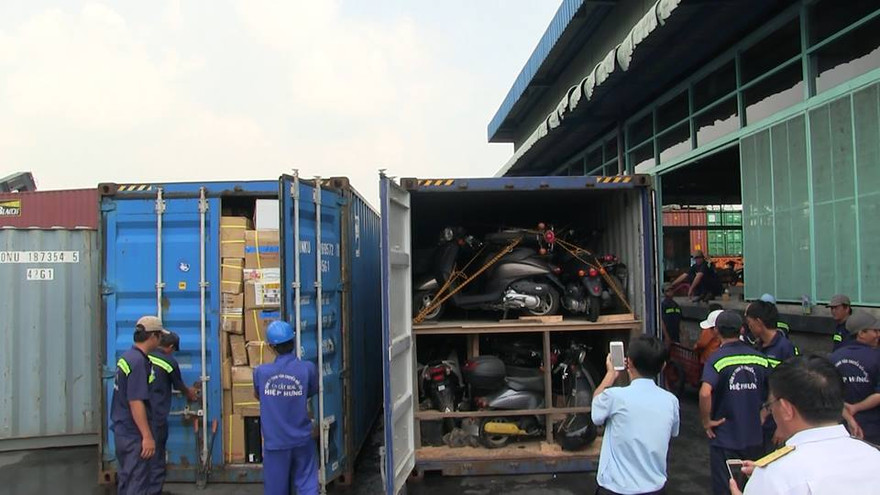 Hai container chứa xe máy và hàng điện tử trị giá cả trăm tỷ đồng.