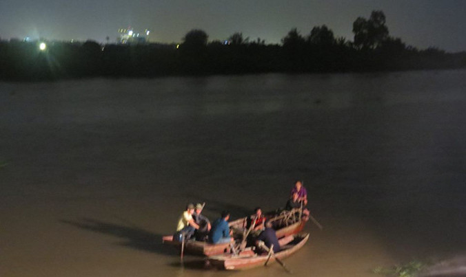 Lực lượng chức năng tổ chức tìm kiếm các nạn nhân.