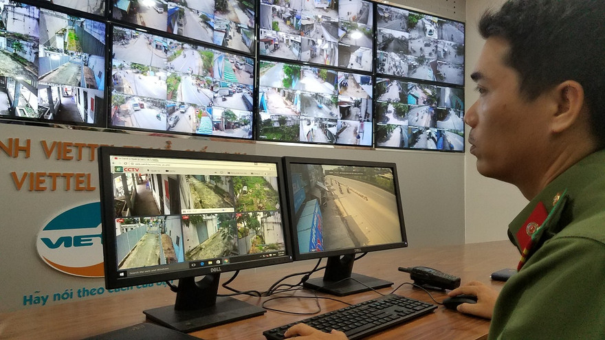 Trung tâm chỉ huy với 12 màn hình được đặt tại trụ sở công an quận 12.