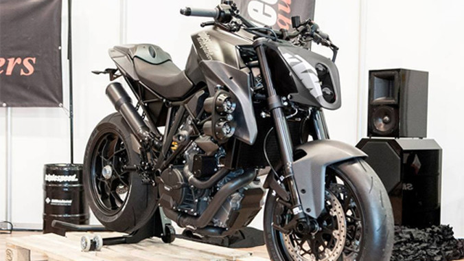 Một chiếc 1290 Super Duke màu đen với đèn pha của Micro Sapio.