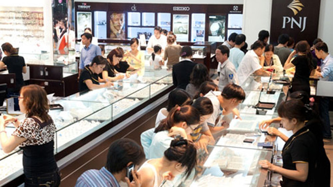 Tại một số cửa hàng vàng, khách rục rịch đi mua vàng miếng từ chiều qua sau khi giá thế giới vào đà tăng.