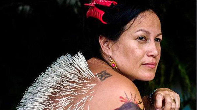 Có tới 2.500 chiếc kim được cắm trên lưng cô Fanny Pachon.