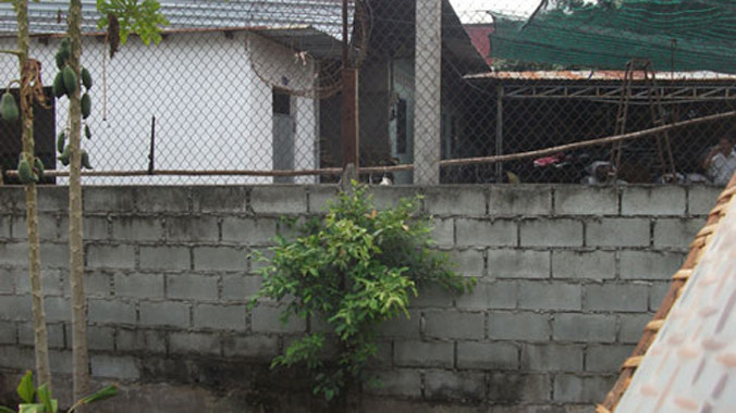 Bức tường rào, nơi Khương trèo qua để tẩu thoát.