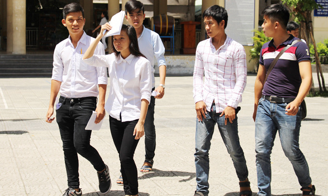 Thí sinh tham dự kì thi THPT Quốc gia 2016 tại điểm thi THPT Trần Phú, Cụm thi ĐH Đà Nẵng. Ảnh: Giang Thanh.