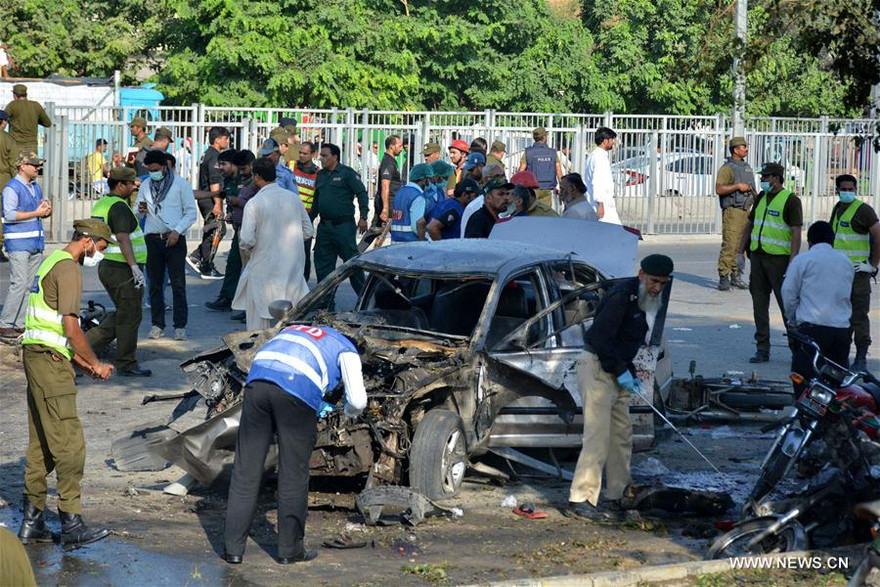 Hiện trường vụ đánh bom xe tự sát. Ảnh: Tân Hoa Xã