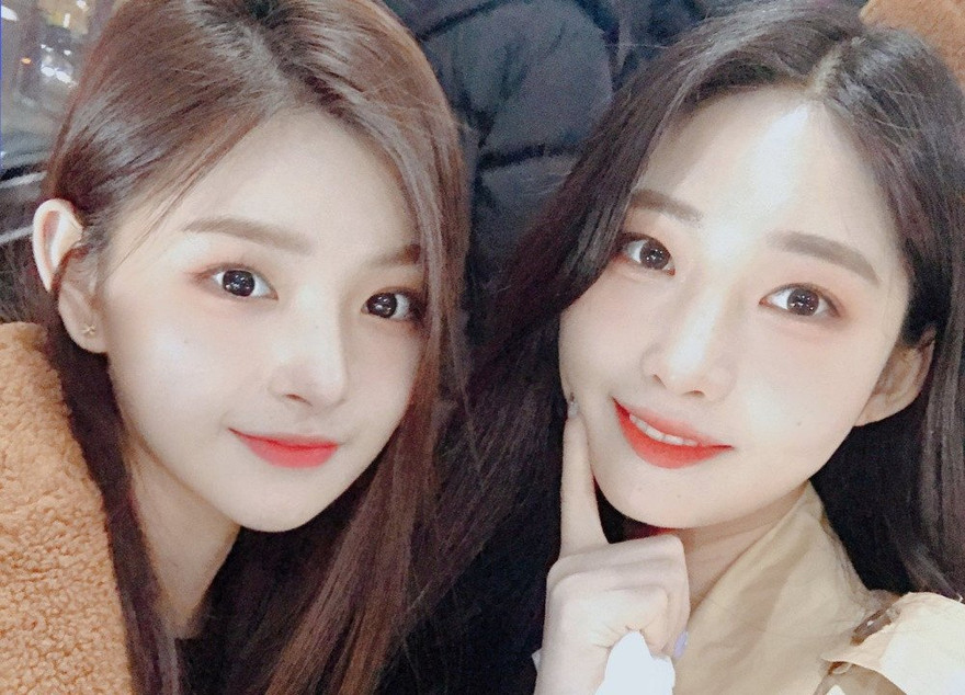 Yiren và Sihyeon của EVERGLOW vừa xác nhận mắc COVID-19.