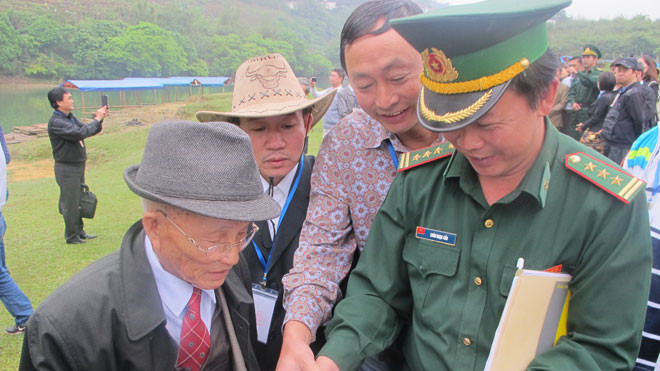 Được về thăm và đầu tư tại quê hương là nguyện vọng của nhiều kiều bào. Trong ảnh, đoàn kiều bào đang xem tấm bản đồ cổ Thác Bản Giốc trong chuyến thăm Thác Bản Giốc, Cao Bằng năm 2013. Ảnh: L.A