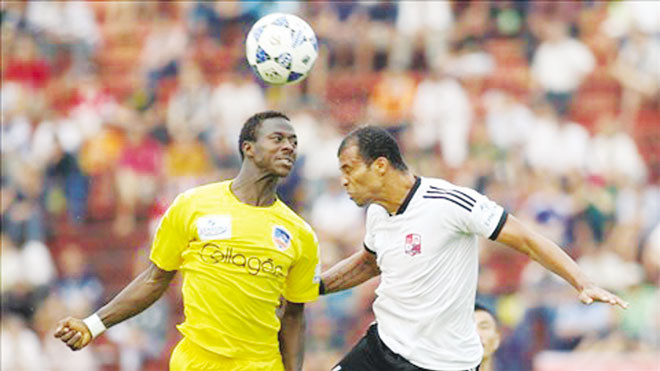 Đồng Nai (trắng) thắng đậm Quảng Nam nhờ lợi thế hơn người. Ảnh: A.Tài