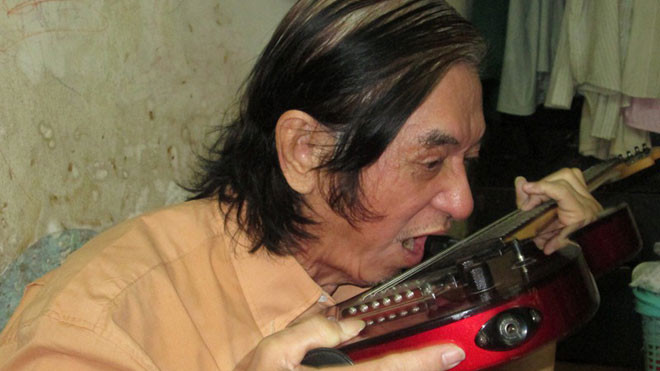 Ông Dự biểu diễn kĩ năng đánh đàn bằng răng