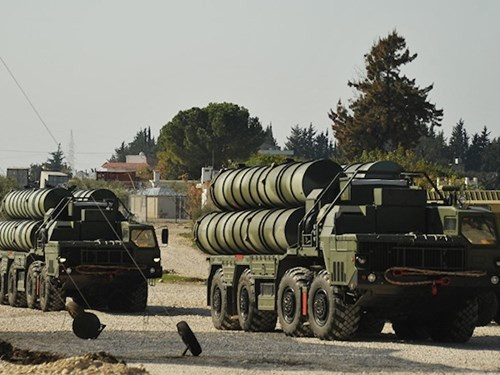 Hệ thống tên lửa phòng không S-400 của Nga .