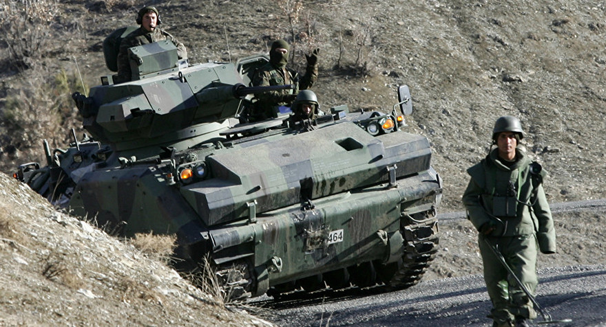 Binh sỹ Thổ Nhĩ Kỳ tuần tra gần biên giới Thổ Nhĩ Kỳ-Iraq. Ảnh: AFP.