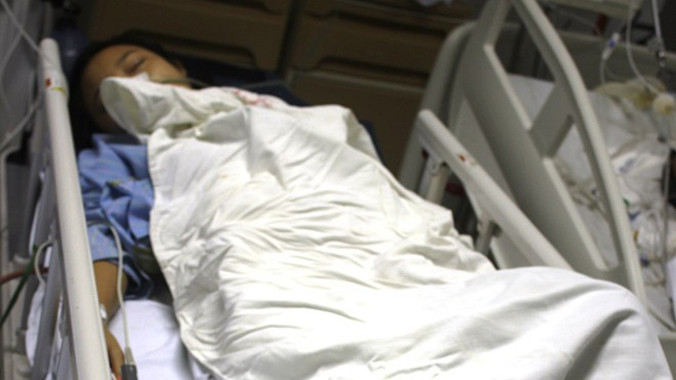 Bệnh nhân Lê Thị Thảo đang được theo dõi đặc biệt tại Khoa Hồi sức ngoại khoa của Bệnh viện đa khoa tỉnh Nghệ An.