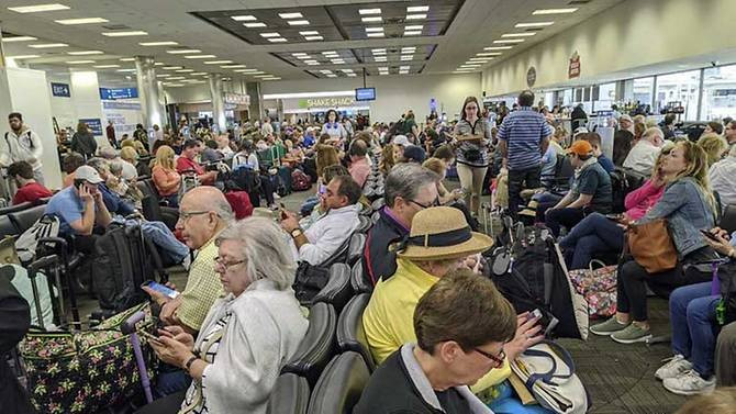 Người Mỹ từ khắp thế giới vội vã trở về vì lệnh cấm đi lại của ông Trump với châu Âu. (Ảnh: AP)