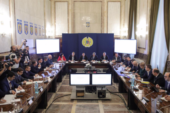 Uỷ ban các tình huống khẩn cấp đặc biệt quốc gia của Romania họp để bàn các biện pháp đối phó với dịch Covid-19. (Ảnh: Reuters)