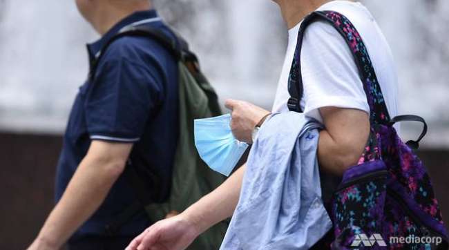 Nhiều nước phạt tù những người vi phạm quy định về cách ly. (Ảnh: CNA)