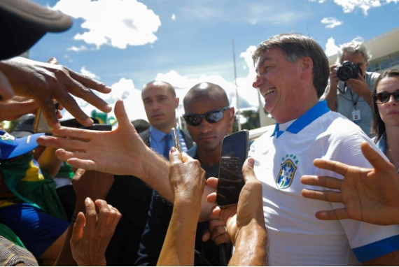 Tổng thống Brazil Jair Bolsonaro chụp ảnh với đám đông ủng hộ. (Ảnh: Reuters)