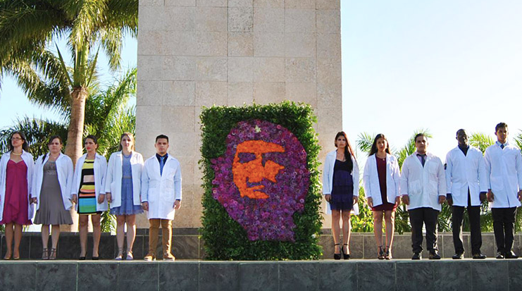 Một nhóm sinh viên y khoa Cuba đứng trước tượng đài cách mạng ở Santa Clara. (Ảnh: Getty Images)