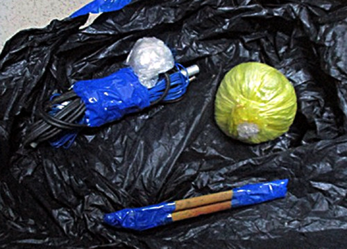 Số thuốc, kíp nổ và dây điện ông Hường cất giấu trong nhà. Ảnh: Công an cung cấp