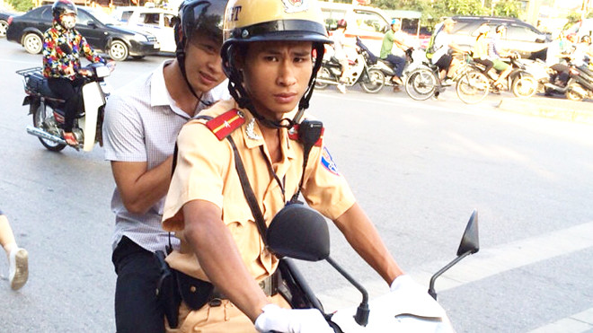 Thiếu úy Quân chở thí sinh Long về lấy giấy tờ dự thi
