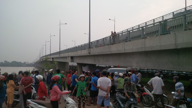 Người dân hiếu kỳ tập trung xem lực lượng cứu hộ tìm kiếm nạn nhân đuối nước. 