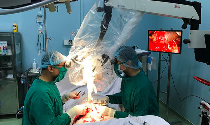 Tông vào dải phân cách, thanh niên đứt lìa… dương vật