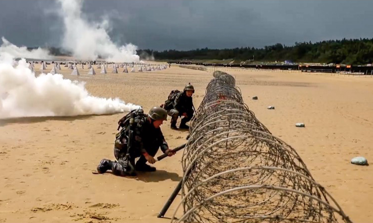 Binh lính Trung Quốc tham gia một khoá huấn luyện. (Ảnh: PLA Daily)