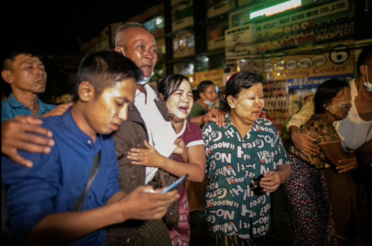 Người Myanmar vui mừng đón người thân được trả tự do (Ảnh: Reuters)