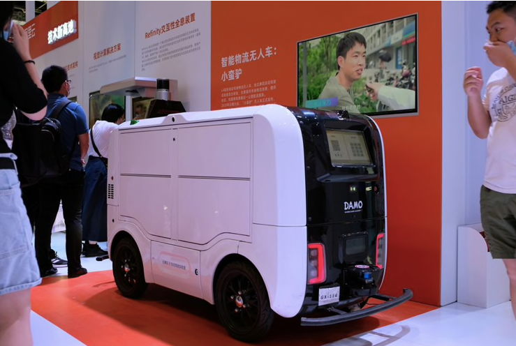 Xe giao hàng tự động của hãng Damo được trưng bày tại Hội nghị trí tuệ nhân tạo thế giới tại Thượng Hải vào tháng 7 vừa qua. (Ảnh: Reuters)