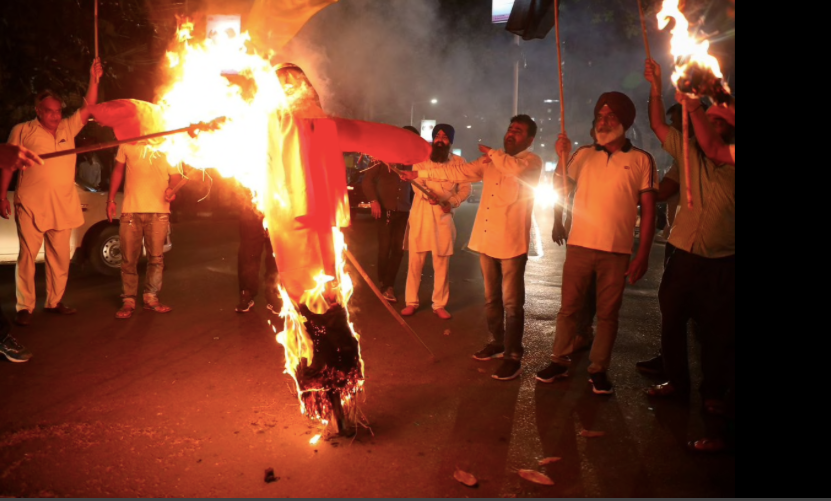 Nông dân đốt hình nộm trong cuộc biểu tình ở Uttar Pradesh. (Ảnh: Reuters)