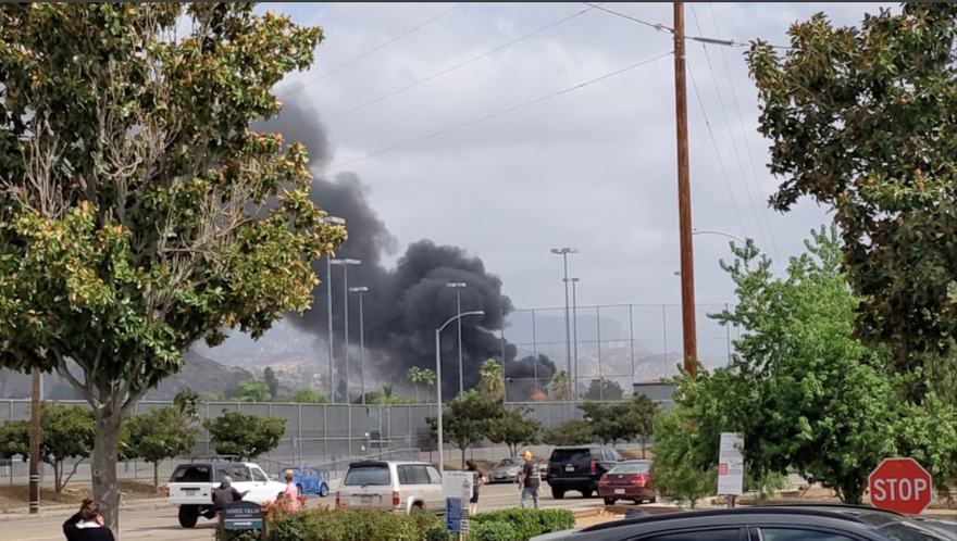 Khói bốc lên từ hiện trường vụ tai nạn. (Ảnh: Reuters)