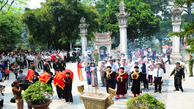 Hàng vạn du khách về dự Khai hội Tây Thiên