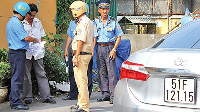 Tổ liên ngành bắt tại trận xe Uber tại phường Thảo Điền, quận 2, TP HCM (chụp chiều 2/4).