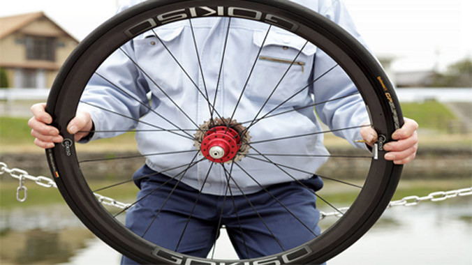 Vành xe làm từ titanium và sợi carbon.