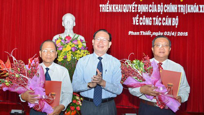 Phó trưởng ban Tổ chức Trung ương Nguyễn Tuấn Khanh (giữa) tặng hoa chúc mừng tân Bí thư tỉnh ủy Bình Thuận Nguyễn Mạnh Hùng (trái) và Thứ trưởng Bộ Lao động, Thương binh và Xã hội Huỳnh Văn Tí. Ảnh: Quế Hà.