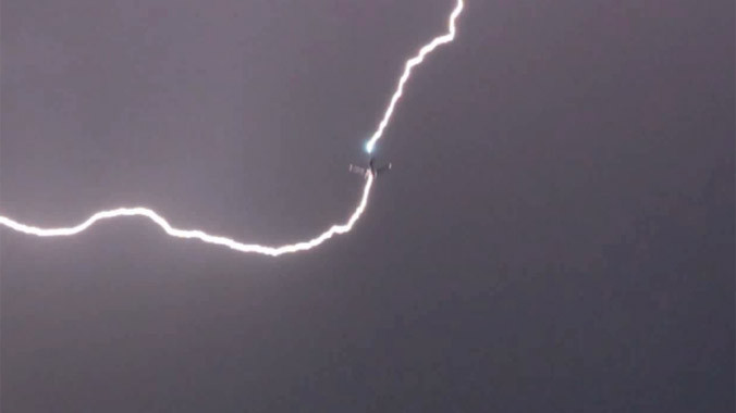 Kinh hoàng hai máy bay bị sét đánh trúng trên bầu trời