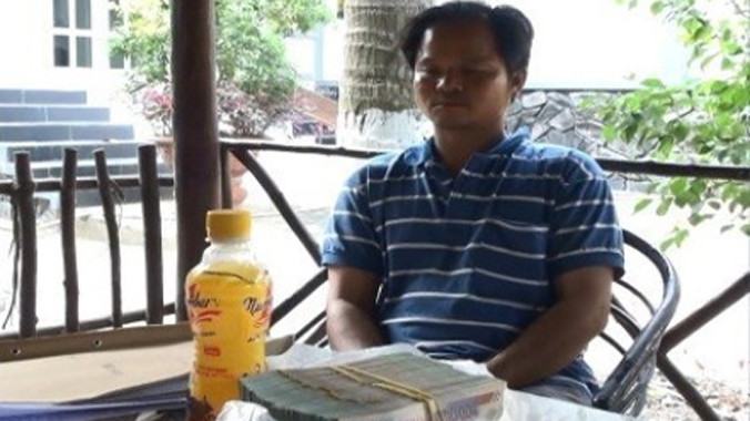 Anh Minh và tang vật vụ án. Ảnh tư liệu.