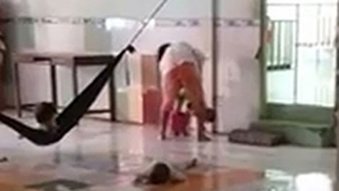 Bà Thủy tát cả chục phát vào người cháu bé. Ảnh cắt từ clip.