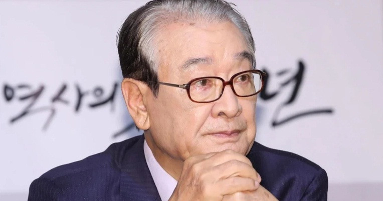 "Ông nội quốc dân" Lee Soon Jae.