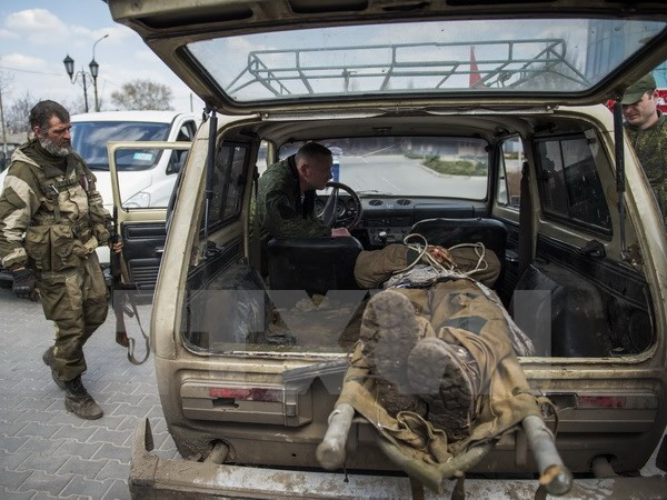 Thi thể một binh sỹ Ukraine trong cuộc đụng độ ở Donetsk ngày 13/4. (Nguồn: AFP/TTXVN)