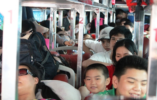 Trên sàn chiếc xe 36B - 007.18 đã không còn một khoảng trống nhỏ.